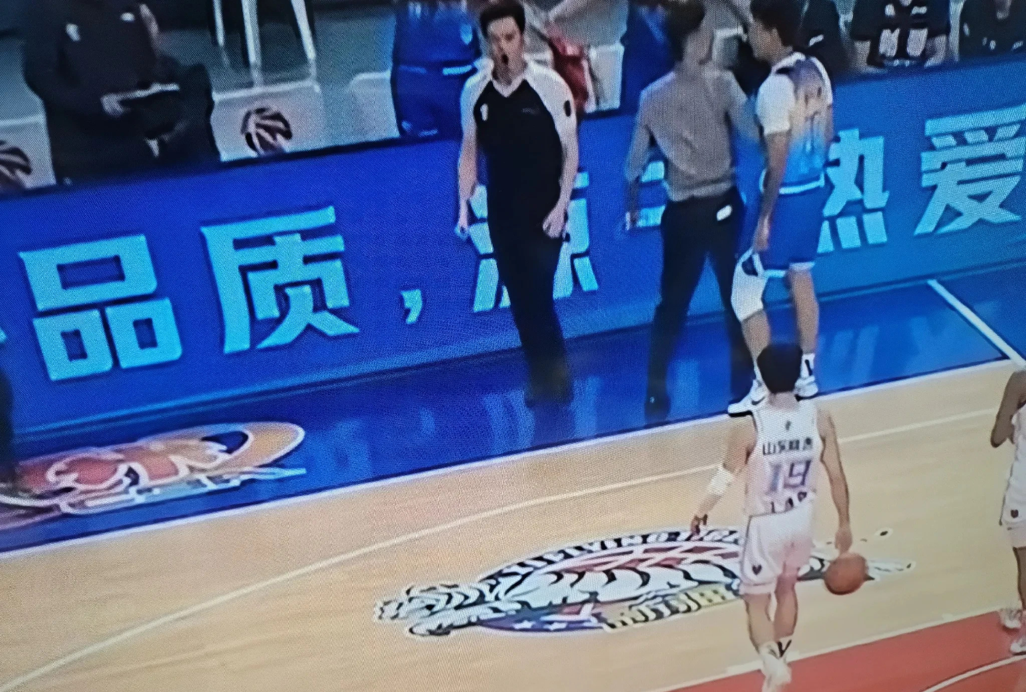 一名球员被指责在比赛中故意犯规，引发了争议